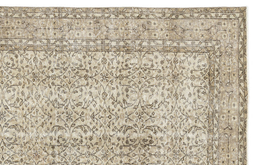 Bild 1 in Galerieansicht laden. A close-up of the Coaluon - Vintage Floral Rug - 5'8 X 9'1 showcases its flatwoven build, ornate beige and light brown floral and vine motifs, a decorative border, and gentle fading that highlights its Anatolian-inspired vintage charm.