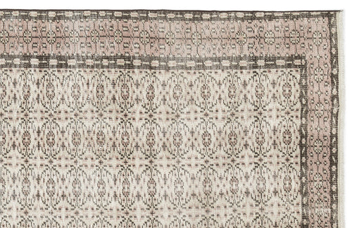 Load image 1 in gallery view. Dusty pink and charcoal grey rug with a traditional repeating medallion pattern and a decorative border.