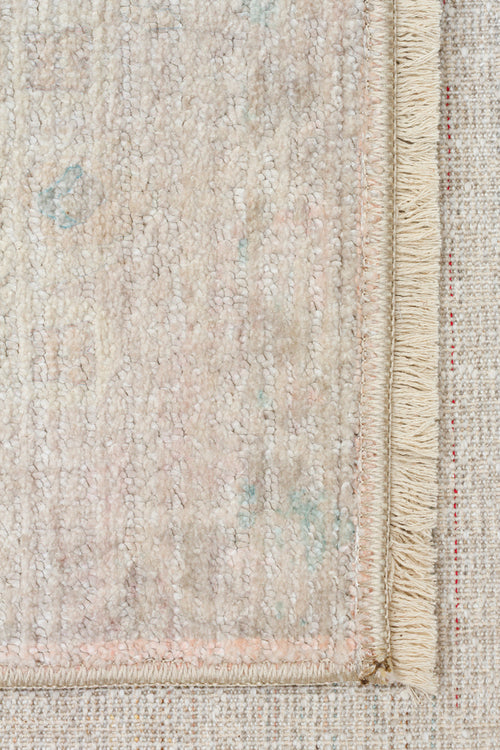 Bild 1 in Galerieansicht laden. Beige and cream distressed rug with subtle pastel blue and pink accents and a fringed edge.