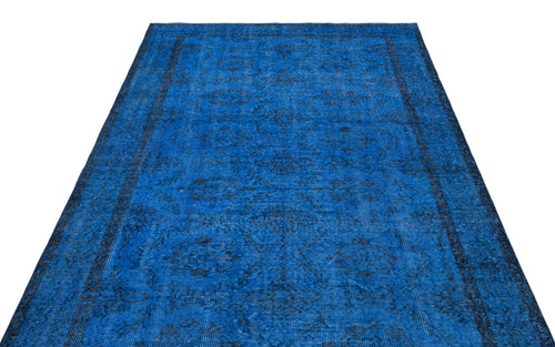 Bild 1 in Galerieansicht laden. Vibrant blue rug with a dark, distressed traditional floral medallion pattern and a bordered edge on a white background.