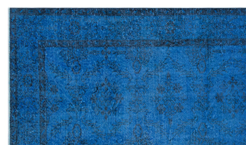 Bild 1 in Galerieansicht laden. Vibrant blue rug with a distressed, dark-toned traditional floral medallion pattern and a bordered edge.
