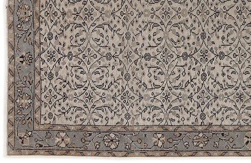 Load image 1 in gallery view. Beige and grey rug with a traditional floral trellis pattern and a decorative border.