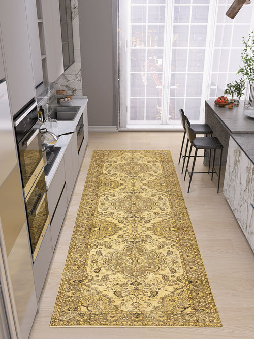 Bild 1 in Galerieansicht laden. A bright, modern kitchen features gray cabinets, marble countertops, and an Eternal Lattice - Washable Rug - JRN1010 (Custom Size) in yellow and beige along the center of the light wood floor. Tall windows fill the space with natural light.