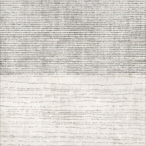 Bild 1 in Galerieansicht laden. The Velvet Echo - Washable Rug - JRN25 features a flat weave with dense black and white lines on the upper half and lighter, irregular gray lines on a pale background below, offering a bold contrast in texture and pattern.