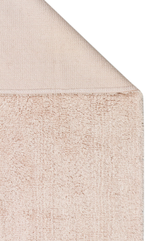 Bild 1 in Galerieansicht laden. A close-up of the Warm Sand - Washable Shaggy - CBNPLAIN shows its soft, textured fabric and neatly finished edge, evoking the plush comfort and elegance of a high-quality shaggy rug in a warm beige tone.